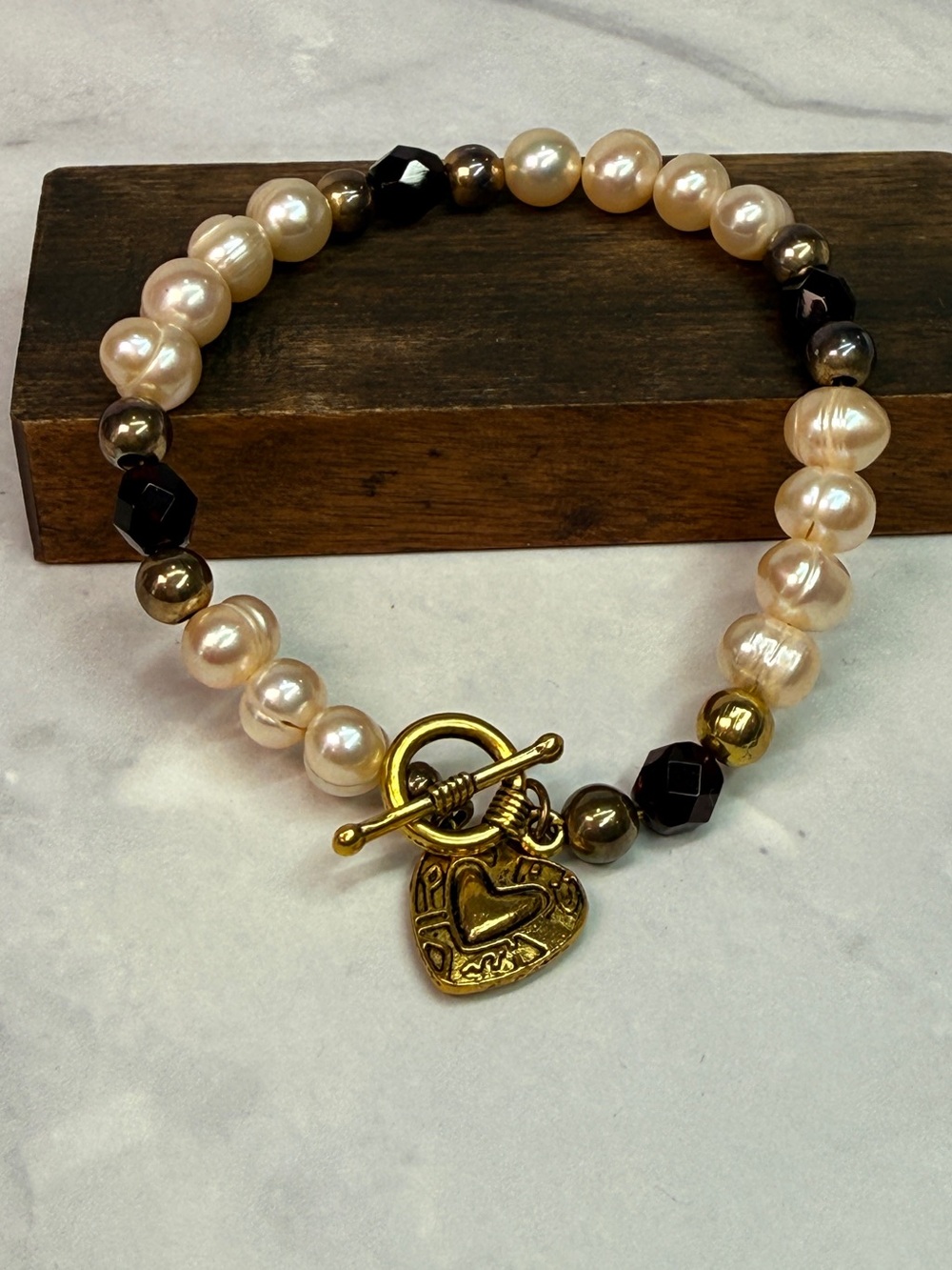 🚨3 for $15🚨 Pearl and Gold Tone Heart Charm Bracelet